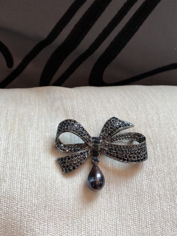 M Classic Ribbon Brooch With a Detachable Pearl
