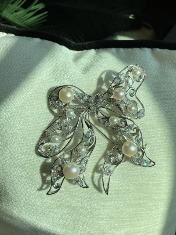 XL Jolly Ribbon with White Pearls Brooch/Pendant